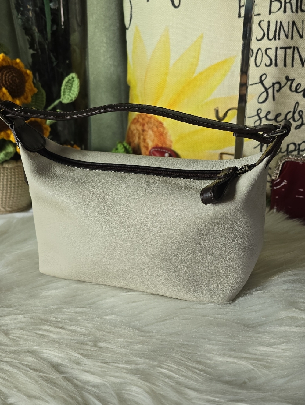 Coach EUC Mini Leather Cream Shoulder Bag With Hangtag - Picture 4 of 14